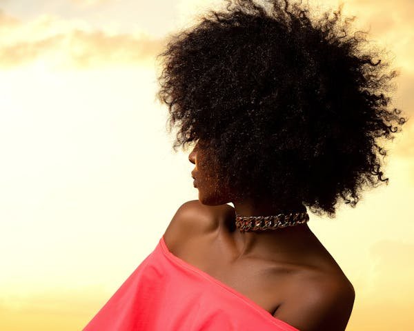 Produits naturels pour cheveux crépus : hydratation et beauté authentiques